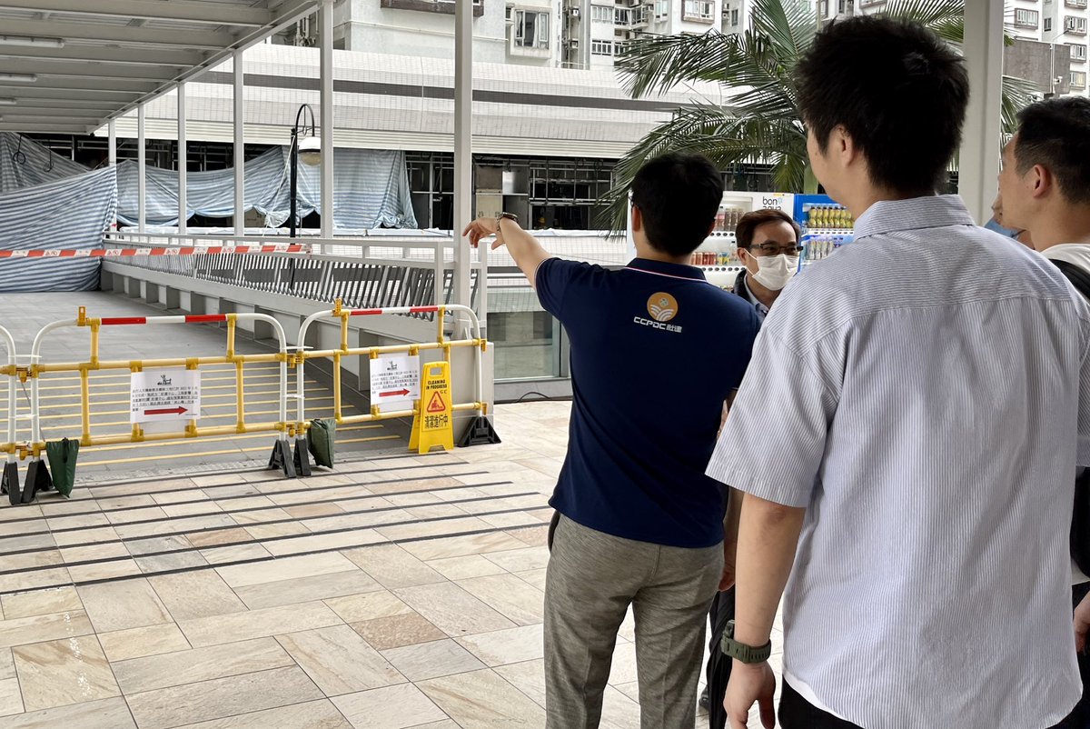calvintanghk's tweet photo. #ShatinPlaza Pedestrian Bridge Accident | The stormy season causing
plank fall on footbridge and hit 6 people.
#AreaCommittee and HAD immediately arrange meeting with the property management to understand the situation. https://t.co/RCLhz9KWGn