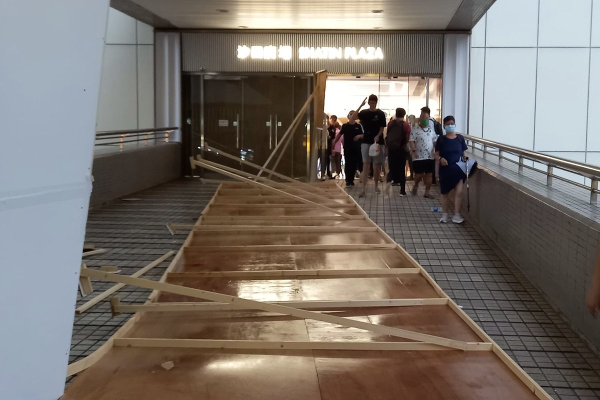 calvintanghk's tweet photo. #ShatinPlaza Pedestrian Bridge Accident | The stormy season causing
plank fall on footbridge and hit 6 people.
#AreaCommittee and HAD immediately arrange meeting with the property management to understand the situation. https://t.co/RCLhz9KWGn