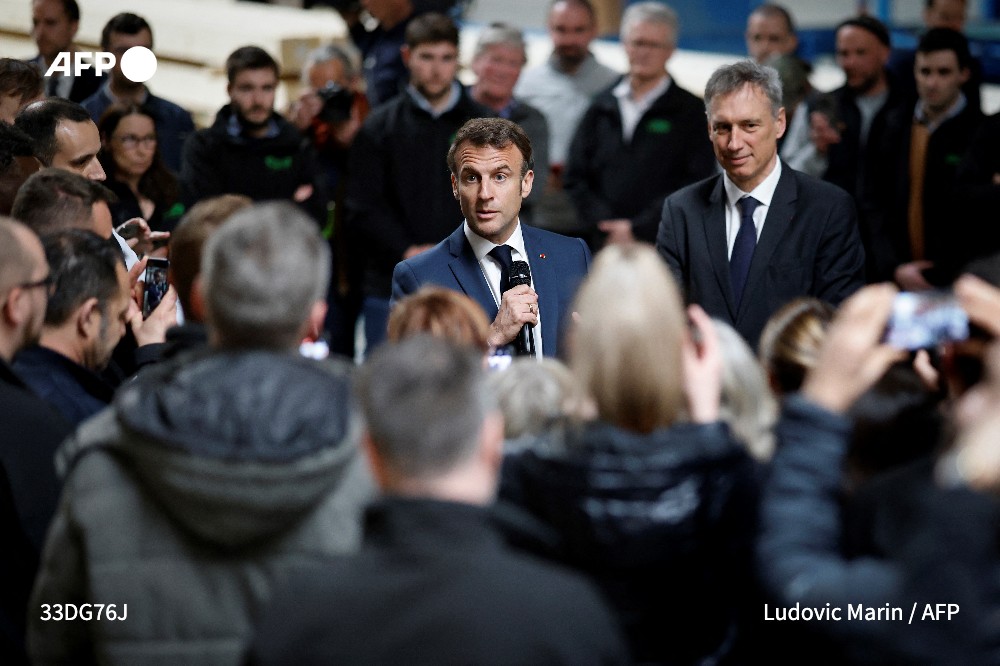 afpfr's tweet photo. "C'est pas des casseroles qui feront avancer la France", dit Emmanuel Macron en visite en Alsace #AFP https://t.co/0goCw7s2G5