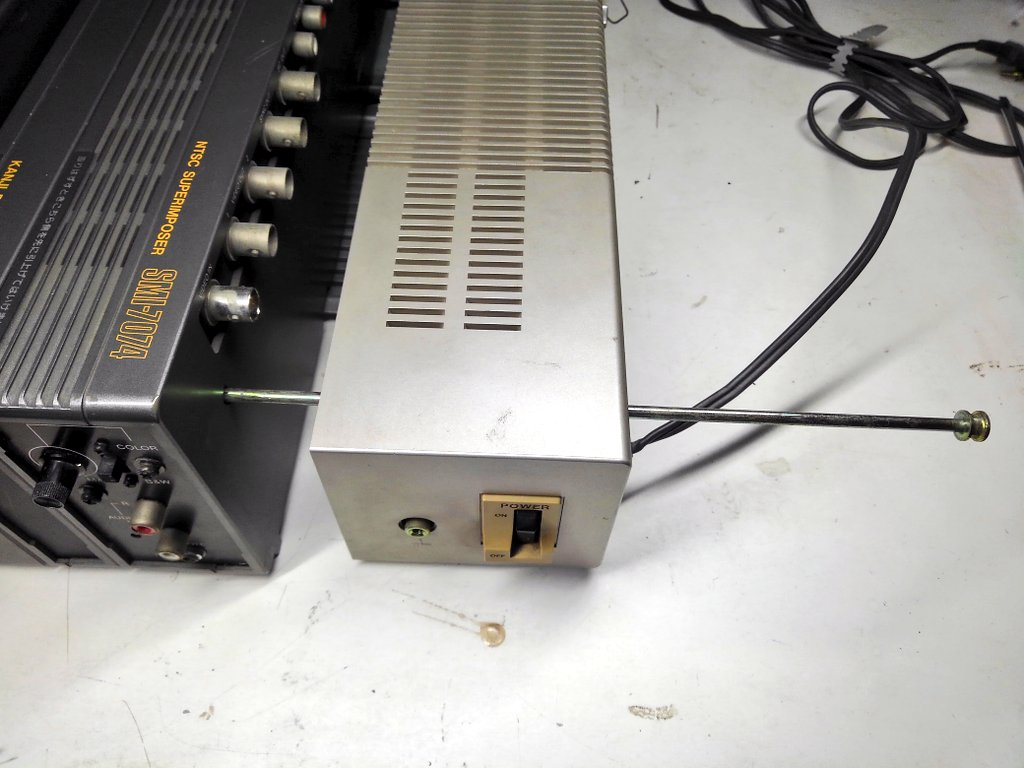 toshitada1973's tweet photo. 串刺し拡張スロットをしつこく紹介。突起物が多いな…カチッとハマると、確かに気持ちいいよ！　さすがはSONY。…そうかなあ。
#SMC70G #SMI7074 #SMI7054 https://t.co/P9eECd2UFP