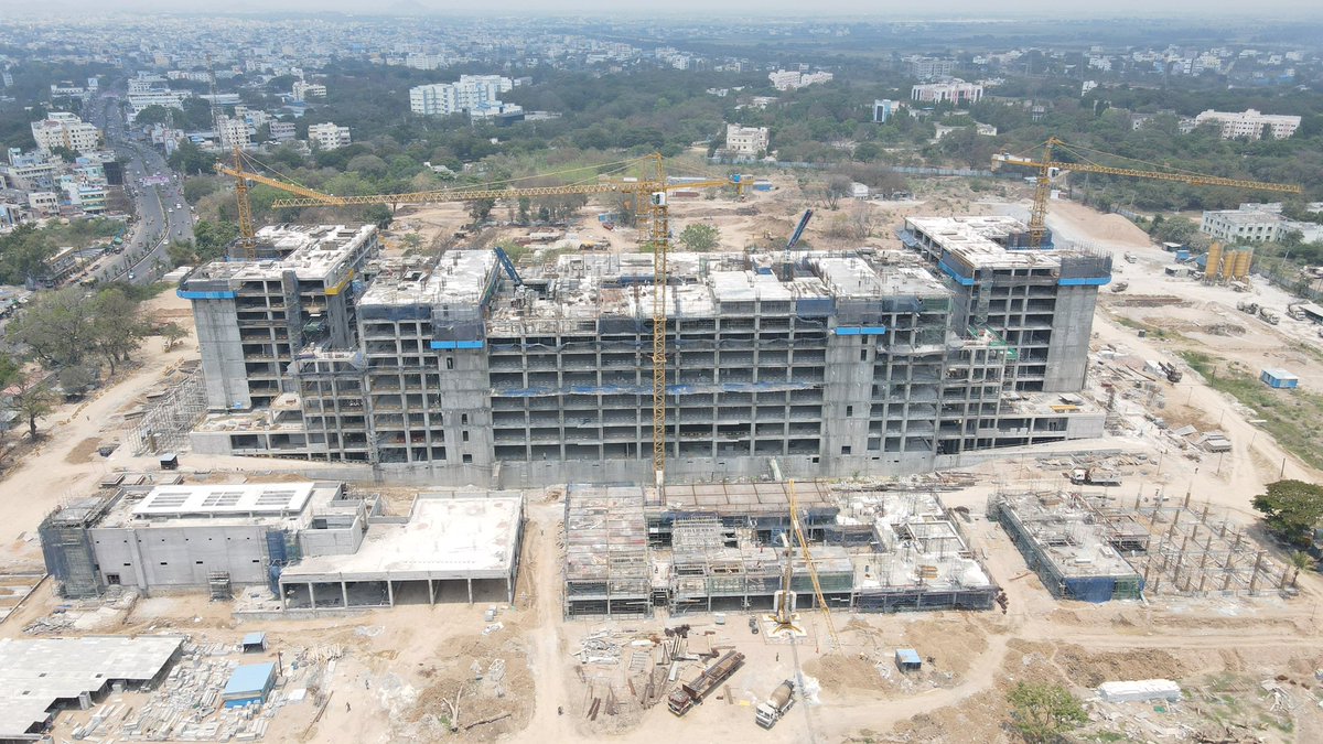 KTRBRS's tweet photo. Telangana’s Largest Government Hospital with 2,000 Beds at Warangal City is coming up briskly 👍

With a Medical college & Nursing college in each of the 33 districts, this will be a huge step forward in decentralisation of Healthcare

Thanks to CM KCR Garu for his vision of Arogya Telangana 

#Warangal #HealthCare #Telangana