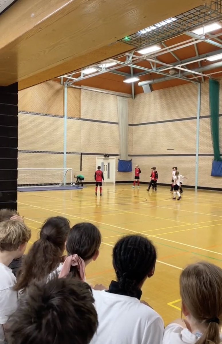 urddmeirionnydd's tweet photo. ✨Cystadleuaeth 5 Bob Ochr ✨
Rownd cyn derfynol 

Ysgol Bro Hedd Wyn V @YsgolLlanbedr 
@YsgolLlanbedr V @Y_Garreg 

Da iawn pawb! https://t.co/ASEPVnkKie