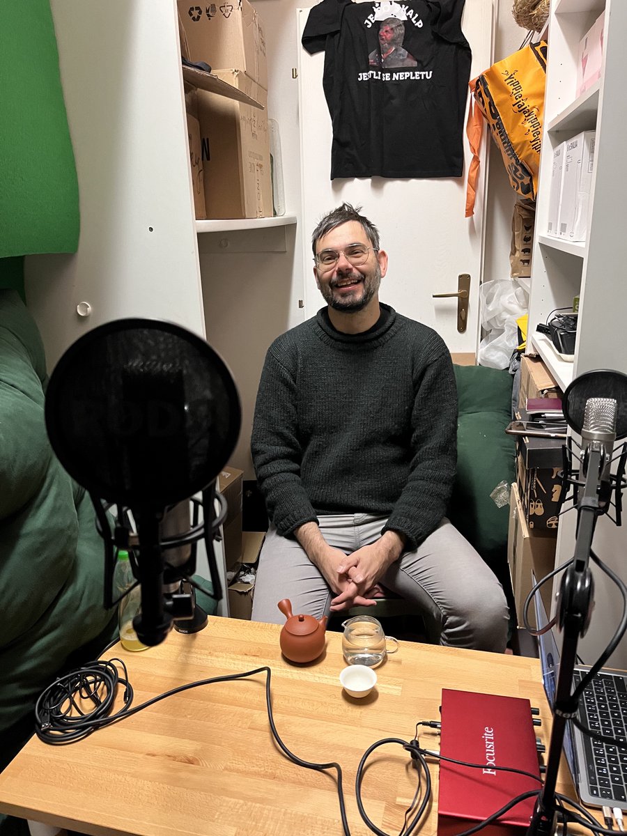 josefslerka's tweet photo. Dneska přišel do kumbalu @jankulveit a zítra se můžete těšit na další podcast ze série Data Boutique od @investigace_cz a téma bude AI (a vlastně je to nakonec první díl větší série). https://t.co/cpqzRaX9nI