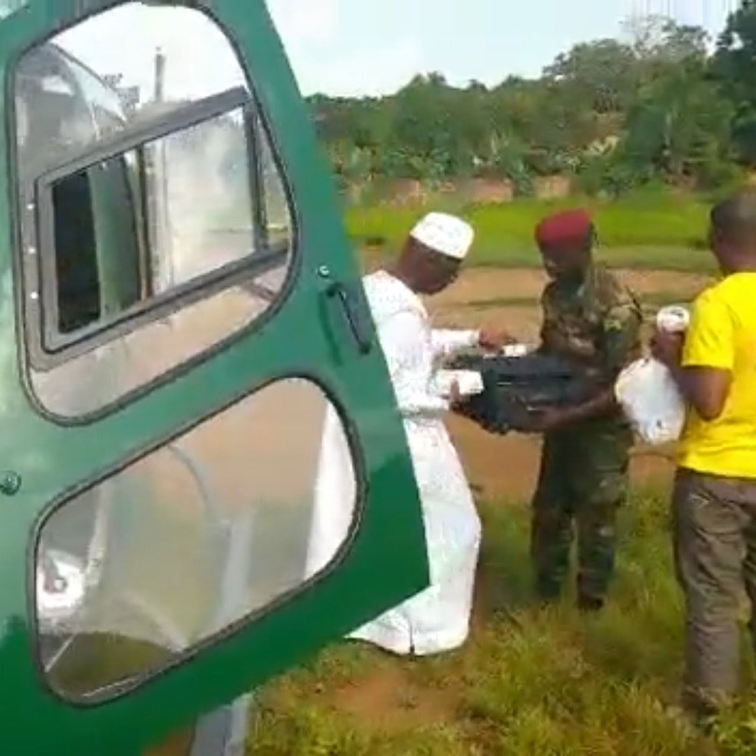 MikaelCBernard's tweet photo. When the Tinubu video dropped in 2019, it caused a lot of noise in Guinea. The then President Alpha Conde denied that it was a presidential aircraft. It was later proven to be an official state vessel, by Guinea investigative journalists.

I put a smokescreen yesterday to thwart attention while I investigate. The core thing wasn’t the items inside the heli, it was the people sharing money outside.

Remember when Ambode accused Sanwo Olu of being involved in fake dollar notes and drugs? Well, people close to Sanwo Olu and Tinubu were also pinpointed by NDLEA for involvement in drug trafficking that same year.

The current military junta in Guinea has accused Alpha Conde of forging dollar notes. Part of the reason he was overthrown was when he handed over fake notes to some top politicians who were meant to help his third term bid. A few arrests were made, and they were all Nigerians.

I don’t know if what is being counted in that video is real or fake money but during last elections, Nigerian authorities busted a lot of fake dollar notes. Some corpers who sold their conscience were also paid with fake notes.

Whatever Sanwo Olu was doing in Guinea, wasn’t on behalf of Lagos State. He also never posted about his visit to Guinea. How can a governor meet a president and not tell anyone?

The silence of both Tinubu and Sanwo Olu on this visit is highly suspicious and should be questioned by well meaning Nigerians.

A word is enough for the wise