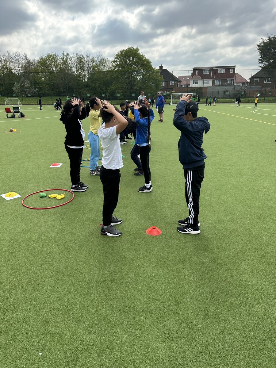 SHSSNawards's tweet photo. Itโs Year 4โs this afternoon with schools representing the following countries ๐บ๐ฆ ๐ฌ๐ง ๐ณ๐ฟ Great to see the the Olympic and Paralympic values in action #Determination #Inspiration #Courage #Equality #Excellance #Friendship #Respect Thanks to @BarnhillSchool leaders - great job ๐ https://t.co/tWeQPd6QGp
