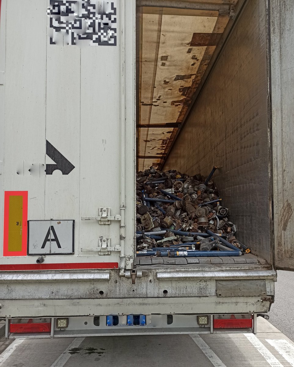 WIOSKrakow's tweet photo. Inspektorzy WIOŚ w Krakowie i funkcjonariusze Małopolskiego Urzędu Celno – Skarbowego podczas akcji „Nielegalne odpady 2023” udaremnili nielegalny transgraniczny  transport odpadów. Dostawa miała trafić do instalacji odzysku na Węgry
więcej: https://t.co/tQmyqgs7aY https://t.co/56CXVN98NA