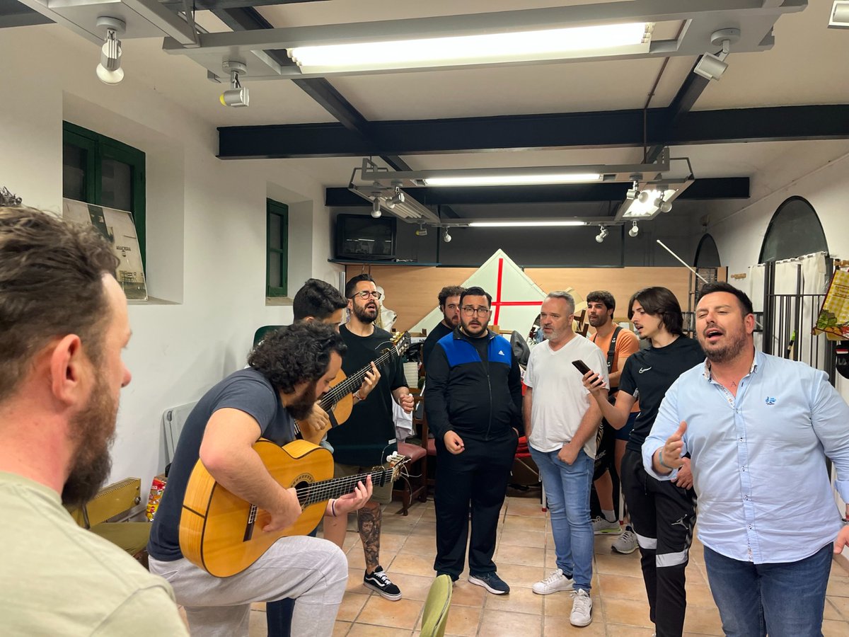 ComparsaHnosGtz's tweet photo. En la noche de ayer seguimos con nuestros ensayos dándole vida a la antología de nuestra comparsa. Faltan algunos componentes pero os dejamos algunas fotos que hicimos durante el ensayo. Pronto tendréis más noticias. Viva Jaén y su carnaval.

#ComparsaHermanosGutierrez 🎭💜 https://t.co/mHjSWORQlO
