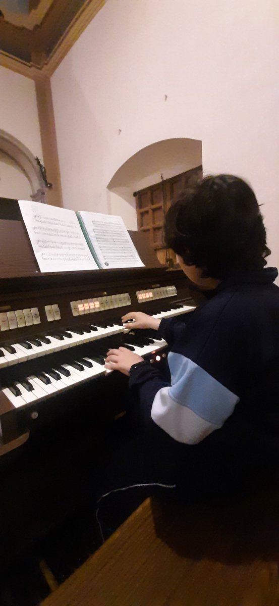 olga_sancen's tweet photo. Agraïments a la #Parròquia de la #Geltrú i al mossèn Pere per deixar-lo estudiar les primeres cançons amb pedaler #comunitat
Tenim #moltasort #orgue https://t.co/i5T3HOXJCe