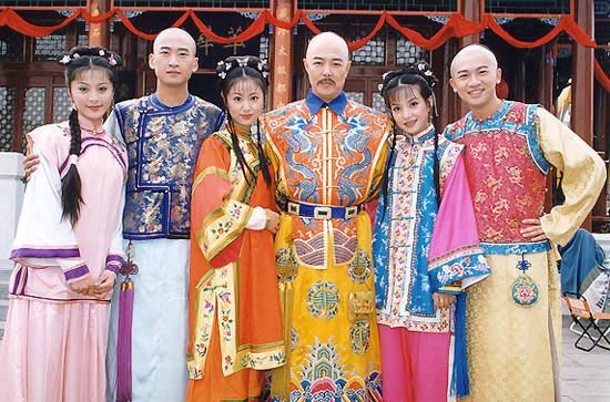 senjatanuklir's tweet photo. Huanzhu Gege (1997).

Drama yang dibikin low budget tapi ternyata jadi booming banget. Salah satu cast-nya sampe alergi gara-gara bahan perhiasannya dari plastik ;;- 

Cast-nya juga ngambil anak sekolah film karena keterbatasan budget. https://t.co/mrQrbq3JQI