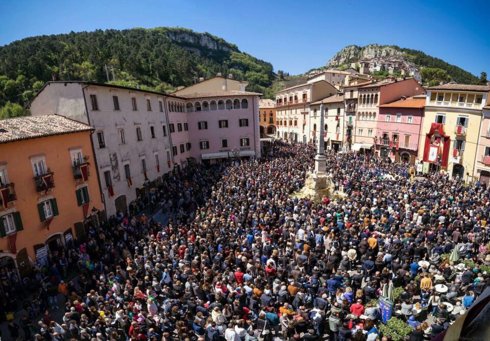 #Tagliacozzo: Piazza gremita per la cerimonia del #VoltoSanto

infomedianews.com/tagliacozzo-pi…