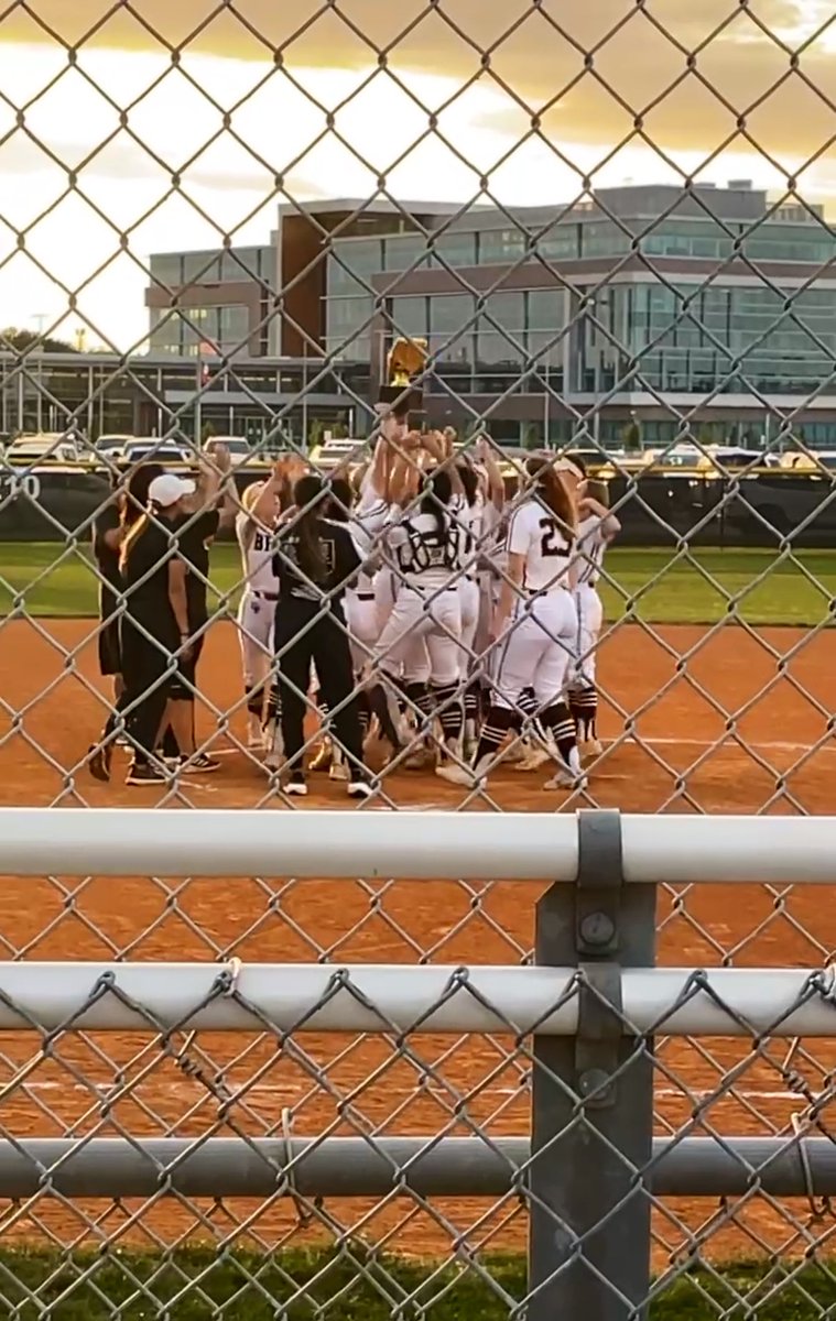 Jaime_BFND's tweet photo. Congrats to these hard working girls! BFND!!! https://t.co/iU3ImVgW9X