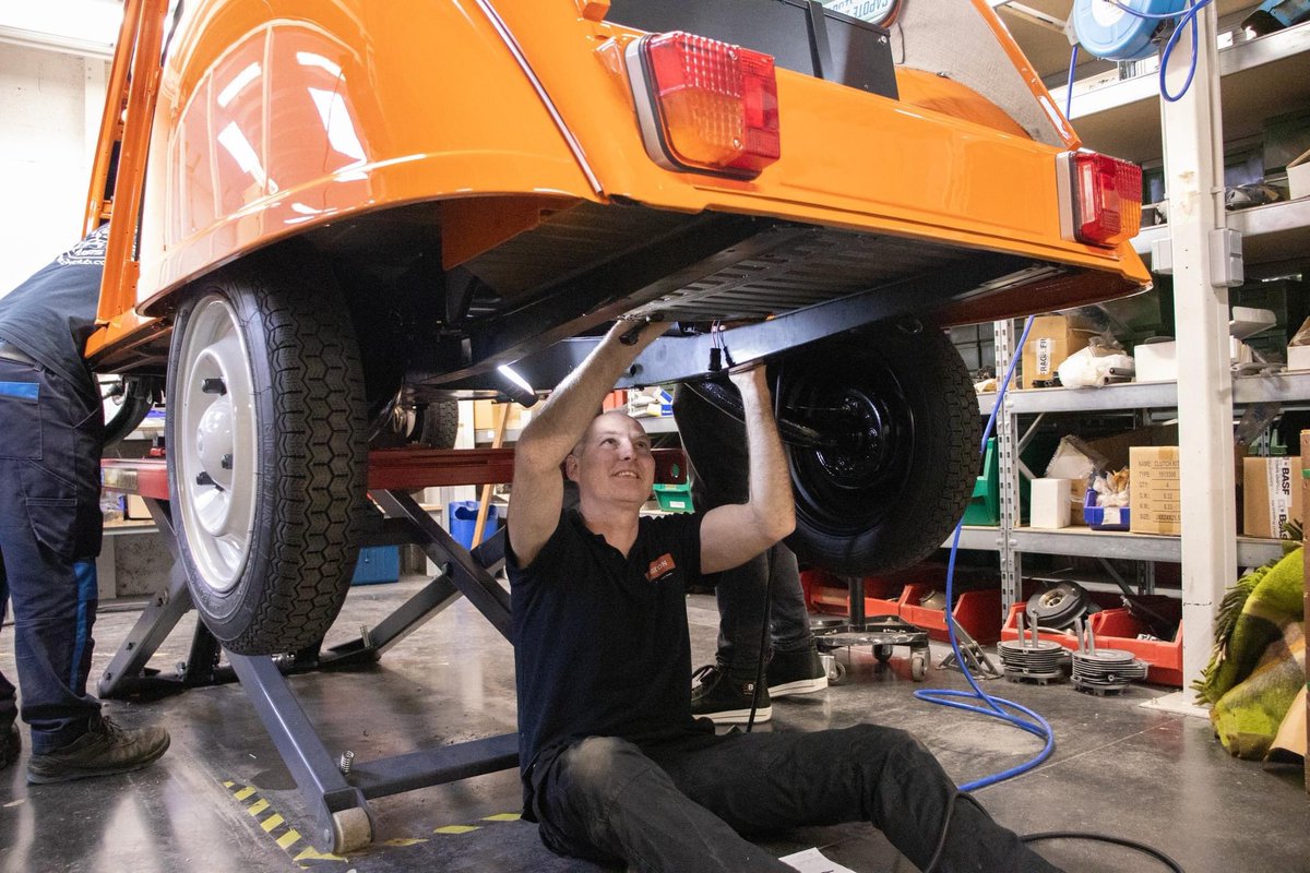Cette semaine nous accueillons dans nos ateliers des membres de l'équipe Burton 2CV Parts venus découvrir notre savoir-faire et y prendre part 🟠 #burton #2CV