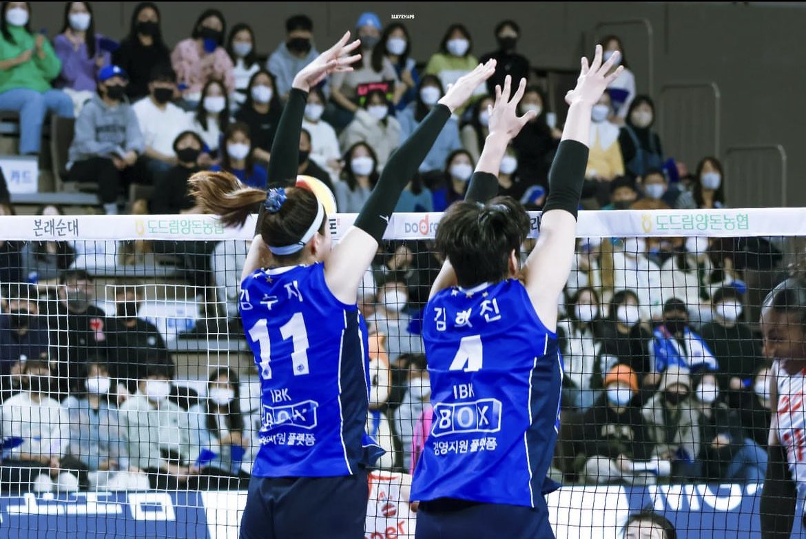 언니 행배 할 수 있을 거 같아서 너무 좋은데... 근데 눈물이 나는 걸 어떡해요 난 아직도 언니가 머리 헐렁하게 묶고 알토스 버스에서 내릴 거 같은데 서브 넣을 때 수지수지 김수지! 해야할 거 같은데 아비케이 수지!! 해야할 거 같은데 이제 화성에 언니가 없어요... 언니 행복만 해요 (떠나지마)