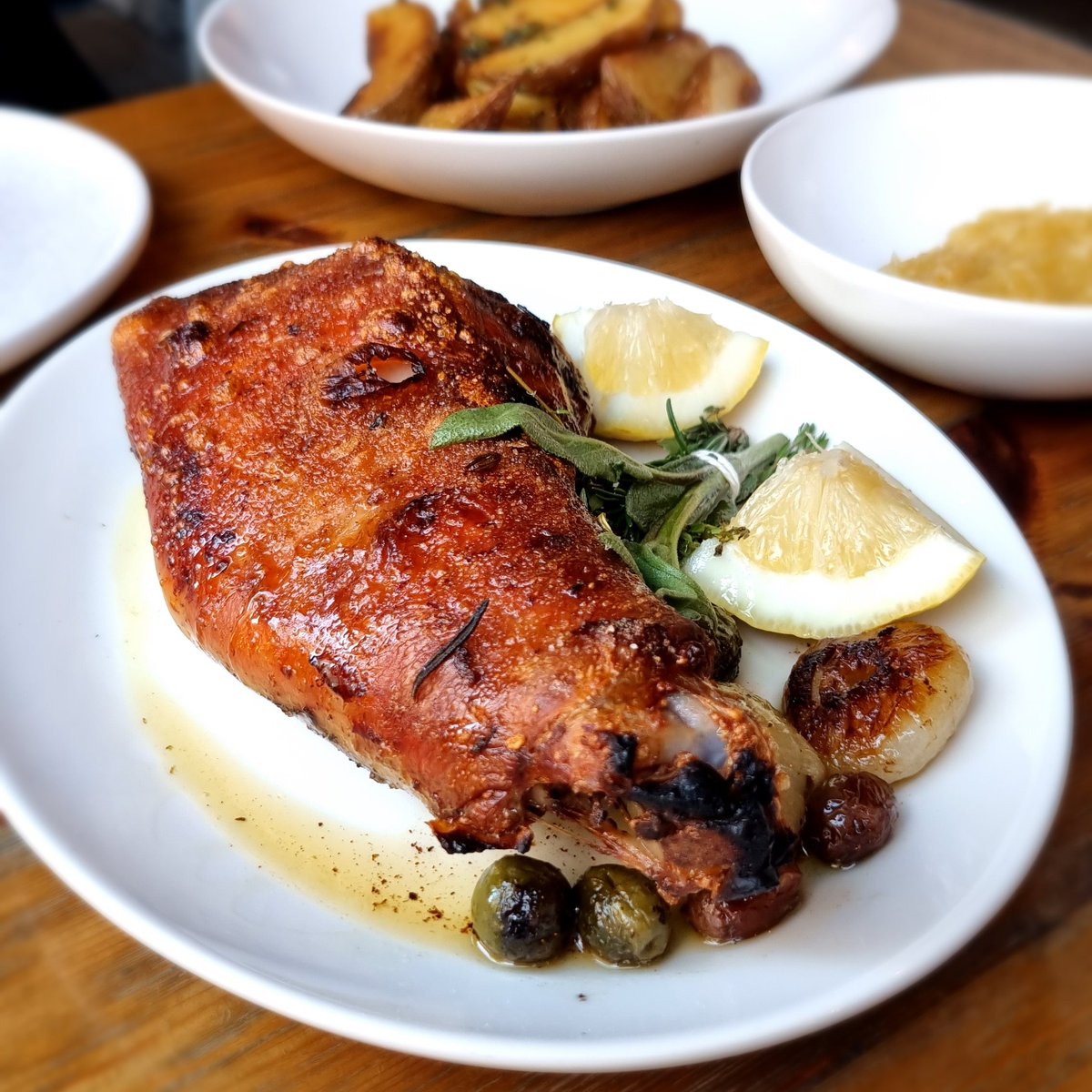 Dublin is now one of the most expensive cities in Europe to eat out in, but we strongly believe that the pleasure of a good meal in a restaurant should be accessible to everyone. Here's where to go when you're not feeling flash with cash...
allthefood.ie/single-post/wh…