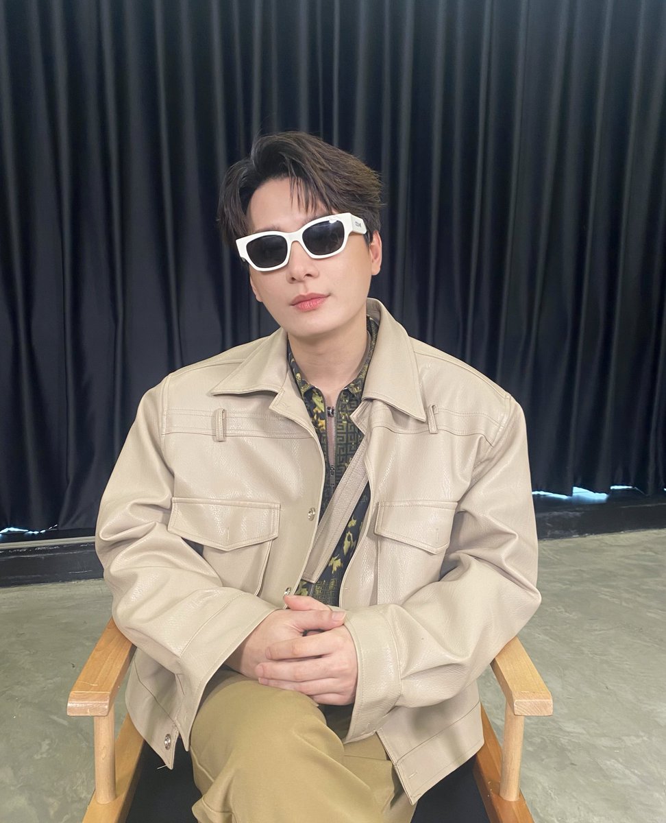 GMMTV's tweet photo. [LIVE] Krist Call me 
พูดคุยกับ "คริส พีรวัส" กับ SINGLE ล่าสุด เจ็บเมื่อไหร่ (CALL ME)
และเล่าถึงคอนเสิร์ตที่เพิ่งกลับมาจากญี่ปุ่นแบบสดๆร้อนๆ 🔥

YT : https://t.co/p6xkush8Ha
IG : https://t.co/HEbH2AttVh
TT : https://t.co/HwcbBJfPoy

#KristCallmeLIVE
#RISERMUSIC https://t.co/Yoj8RQxSPm