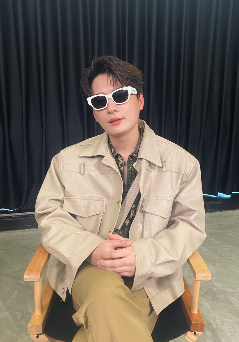 GMMTV's tweet photo. [LIVE] Krist Call me 
พูดคุยกับ "คริส พีรวัส" กับ SINGLE ล่าสุด เจ็บเมื่อไหร่ (CALL ME)
และเล่าถึงคอนเสิร์ตที่เพิ่งกลับมาจากญี่ปุ่นแบบสดๆร้อนๆ 🔥

YT : https://t.co/p6xkush8Ha
IG : https://t.co/HEbH2AttVh
TT : https://t.co/HwcbBJfPoy

#KristCallmeLIVE
#RISERMUSIC https://t.co/Yoj8RQxSPm