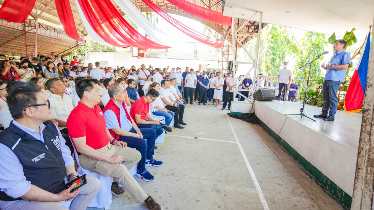 bongbongmarcos's tweet photo. Tayo’y nagbukas ng bagong Kadiwa ng Pangulo sa lungsod ng San Jose del Monte upang maipaabot din sa mga Bulakenyo ang mga benepisyo ng proyekto. https://t.co/WuCeHDxe4P