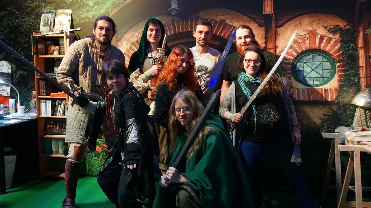 La Communauté Tolkienwinë 💙

Merci encore au @ParisFanFest pour l'invitation qui nous a permis de nous/vous rencontrer 👋 

📷 Retrouvez les photos sur mon site 🧙‍♂️

🔗laterredumilieu.fr/actus/paris-fa…