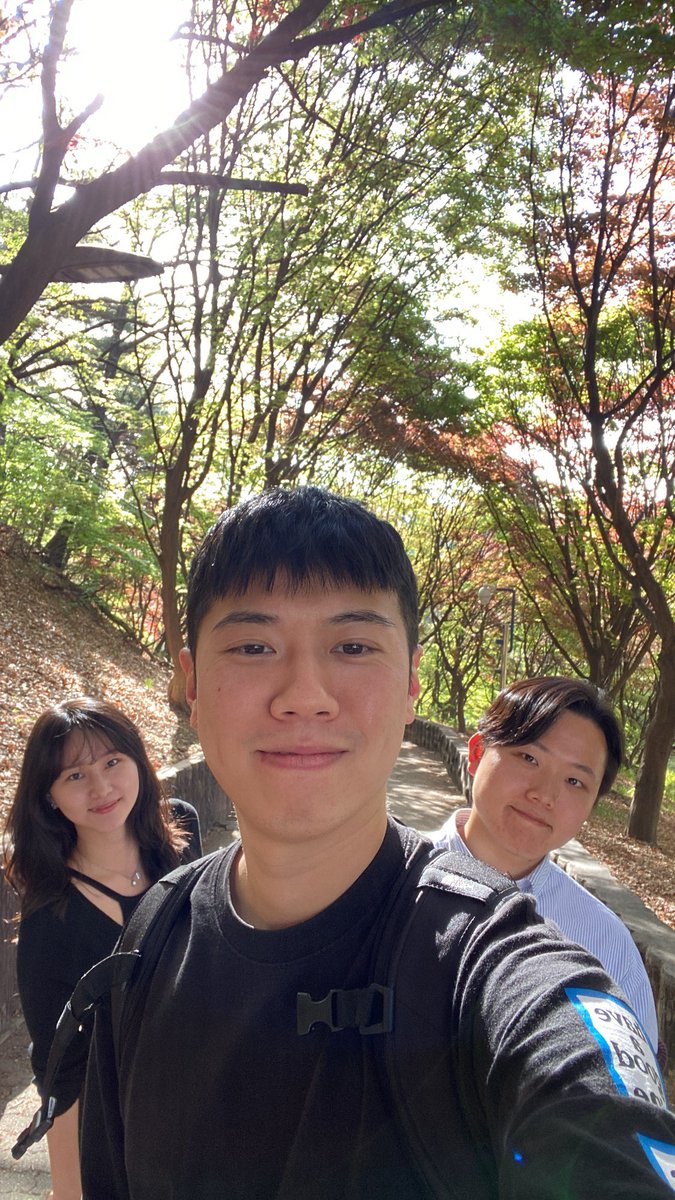 YohanCho777's tweet photo. After the class, walking around the campus.
The weather's so nice!!😎
@CeliaChae @suho0857
#2023TreasureHunt #GBTWriting #2023WBC #HUFS #한국외대 #GBT https://t.co/HRxUuZyNCV