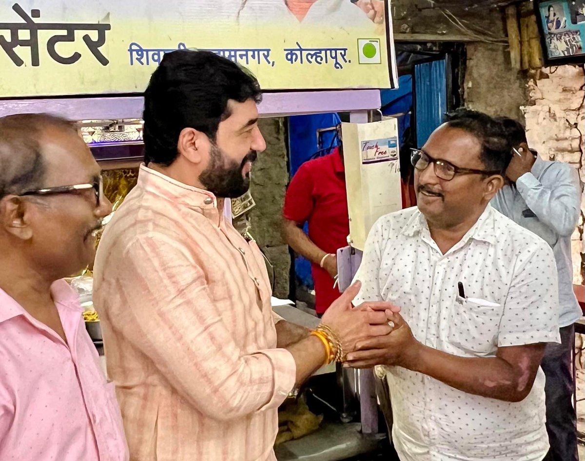 mohol_murlidhar's tweet photo. कोल्हापुरात यायचं अन् फडतरेंची मिसळ नाय खायची… असं होत नसतंय !

आज सकाळचा नाष्टा कोल्हापुरातील ‘फडतरे मिळस’मध्ये…

४० वर्षे तीच चव, तोच अनुभव, तेच समाधान !

प्रवीण आणि प्रफुल्ल ही फडतरेंची नवी पिढी आता या मिसळची परंपरा पुढे नेतेय…

#कोल्हापूर #फडतरे #मिसळ https://t.co/ipSOLjCvV3