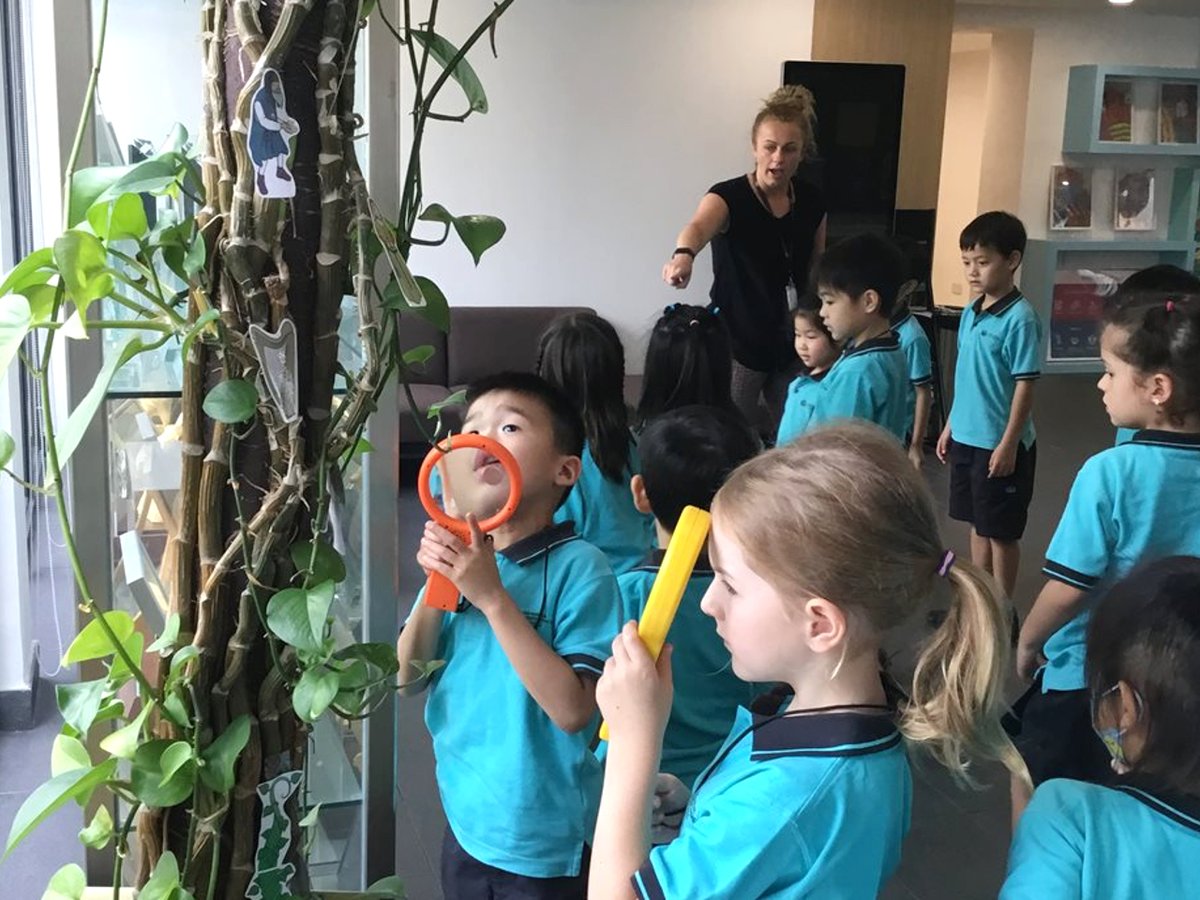 NAISHongKong's tweet image. This week we introduced our new topic, plants in Year 1. We discovered a beanstalk with a golden egg in the main reception area of our school. The children were so excited and engaged with this session. Such an exciting way to introduce our topic.
#NAISHongKong #NAEBeAmbitious