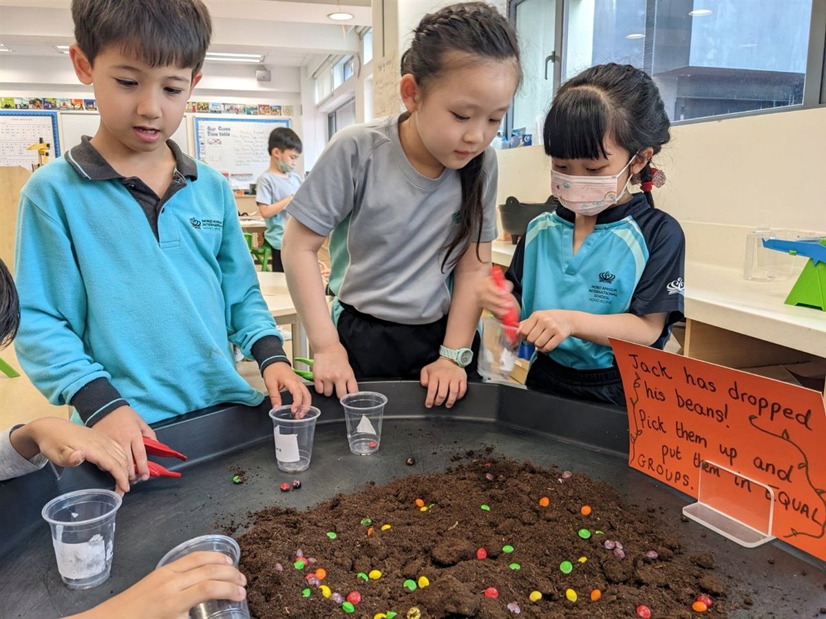 NAISHongKong's tweet image. This week we introduced our new topic, plants in Year 1. We discovered a beanstalk with a golden egg in the main reception area of our school. The children were so excited and engaged with this session. Such an exciting way to introduce our topic.
#NAISHongKong #NAEBeAmbitious