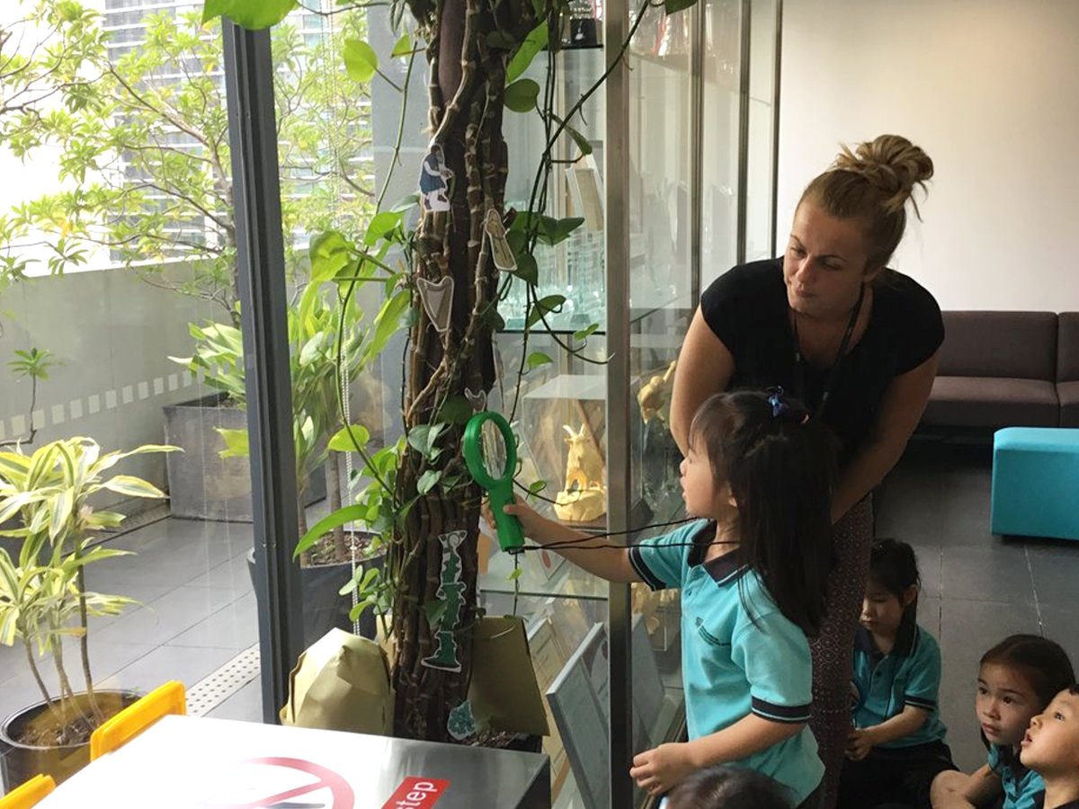 NAISHongKong's tweet image. This week we introduced our new topic, plants in Year 1. We discovered a beanstalk with a golden egg in the main reception area of our school. The children were so excited and engaged with this session. Such an exciting way to introduce our topic.
#NAISHongKong #NAEBeAmbitious