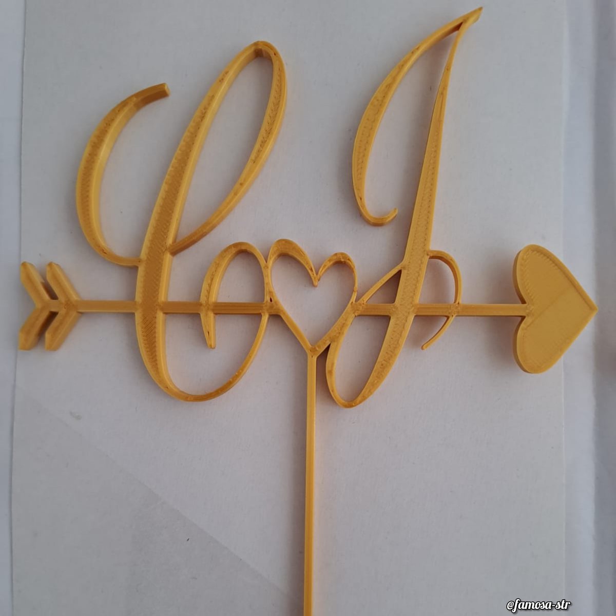 El topper cake impreso en 3D es una manera sentimental y única de celebrar su aniversario de bodas. ¡Compartan la dulzura y el amor en su día especial con un topper de pastel personalizado! #aniversariodebodas
#toppercake
#impresión3D
#celebracióndeamor
#postrespersonalizados