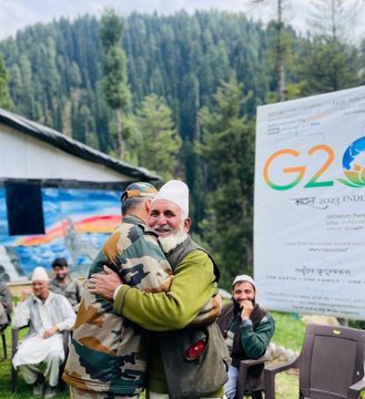 abdulazizbhat83's tweet photo. INDIAN ARMY ORGANISED INTERACTION WITH SARPANCH, WARD MEMBERS AND MAULVIS . #Indian Army #KashmirLivesMatters #Oriele #InteractionWithPRIsAndMualvis #SavioursOfKashmir https://t.co/UZnWvUkshY
