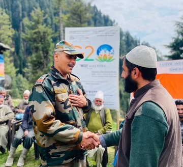 abdulazizbhat83's tweet photo. INDIAN ARMY ORGANISED INTERACTION WITH SARPANCH, WARD MEMBERS AND MAULVIS . #Indian Army #KashmirLivesMatters #Oriele #InteractionWithPRIsAndMualvis #SavioursOfKashmir https://t.co/UZnWvUkshY