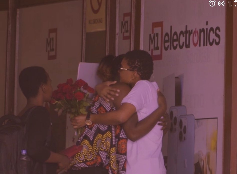 DennisImaan's tweet photo. This lady been dishing hugs by LL ShopRite. Sometimes all one truly needs is that hug. In a world where genuine love is missing, you can always use a warm embrace from a stranger
#YAMOS 
#Freehugs
#FreeRoses https://t.co/8qWgvID4CP