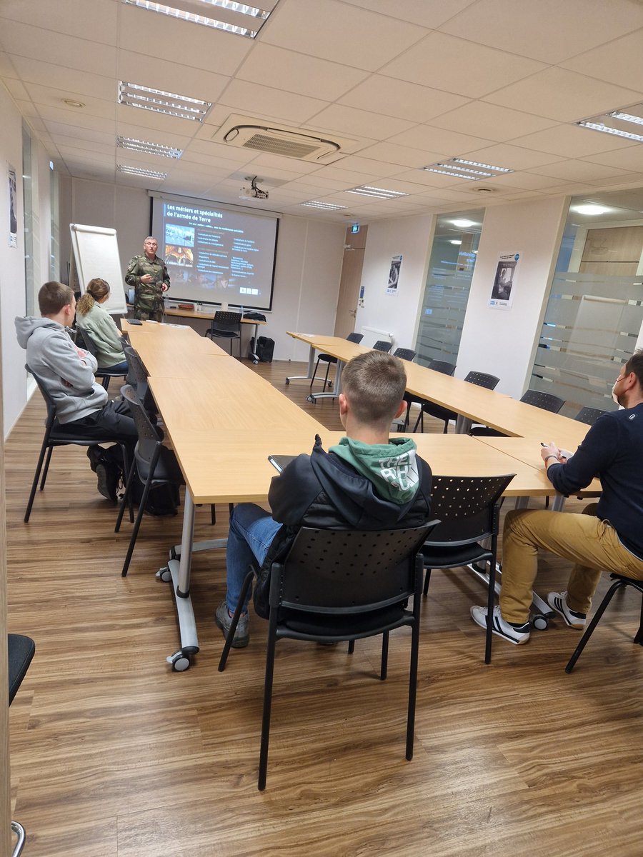 L'armée de terre recrute au Pôle Emploi de Le Cateau-Cambrésis ! 
Des jeunes très intéressés ! #recrutement #emploi 
<a href="/armeedeterre/">Armée de Terre</a> @poleemploi_HDF