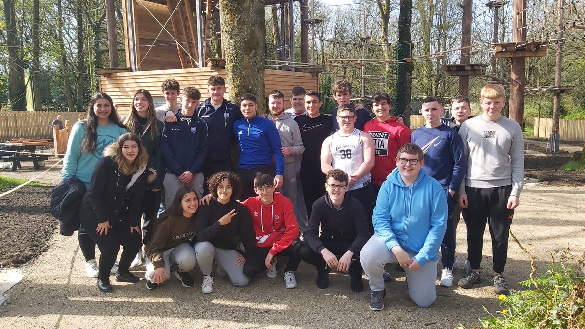 IESElCarrascal's tweet image. Ayer pasamos un día estupendo con nuestros socios del proyecto Erasmus+KA229 Europing realizando una actividad entre árboles "Sky walk", dónde cada uno de ellos se superó a sí mismo. Proyecto cofinanciado por la UE. #ErasmusplusKA229 #escuelasembajadoras