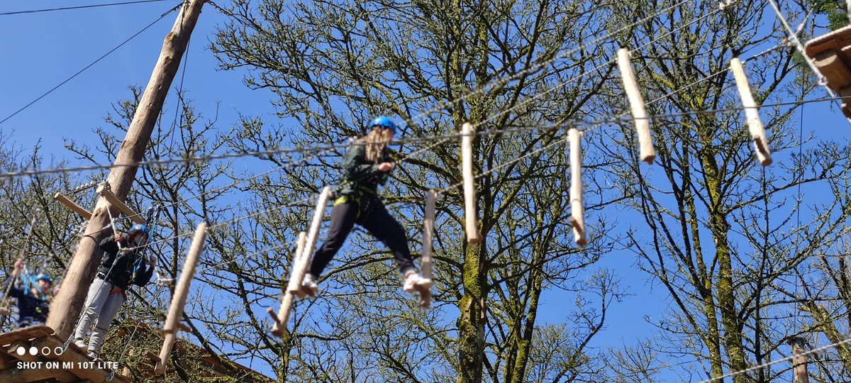 IESElCarrascal's tweet image. Ayer pasamos un día estupendo con nuestros socios del proyecto Erasmus+KA229 Europing realizando una actividad entre árboles "Sky walk", dónde cada uno de ellos se superó a sí mismo. Proyecto cofinanciado por la UE. #ErasmusplusKA229 #escuelasembajadoras