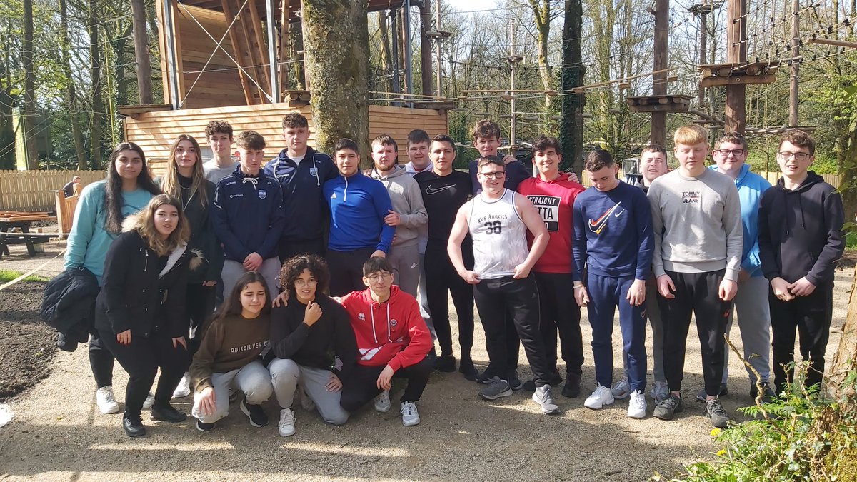 IESElCarrascal's tweet image. Ayer pasamos un día estupendo con nuestros socios del proyecto Erasmus+KA229 Europing realizando una actividad entre árboles "Sky walk", dónde cada uno de ellos se superó a sí mismo. Proyecto cofinanciado por la UE. #ErasmusplusKA229 #escuelasembajadoras