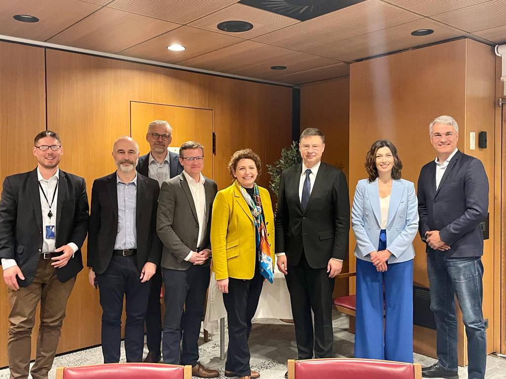 dragos_pislaru's tweet photo. Great @RenewEurope #ECON morning meeting in Strasbourg tg w Commissioner @VDombrovskis . #REPowerEU, #AMLRegulation, EU Semester, Digital euro, Banking Union high on our agenda. https://t.co/7TyWJJUvyx