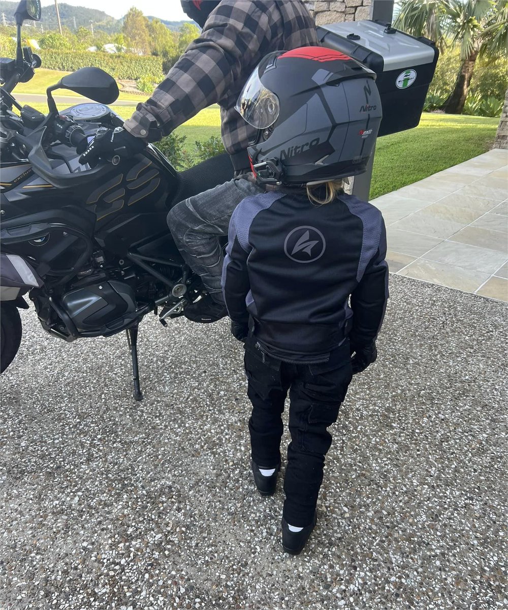 scsetc_intercom's tweet photo. My little angel👼 light my life, now even my back seat.🧣
She said I was her role model, I almost can't control my tears.👨‍👧

#scsetc #motogp #S13 #motorcycle #motorsport #bluetoothintercom #yamaha #best #BMW #bikelife #bikeride https://t.co/95lp1ycR4V