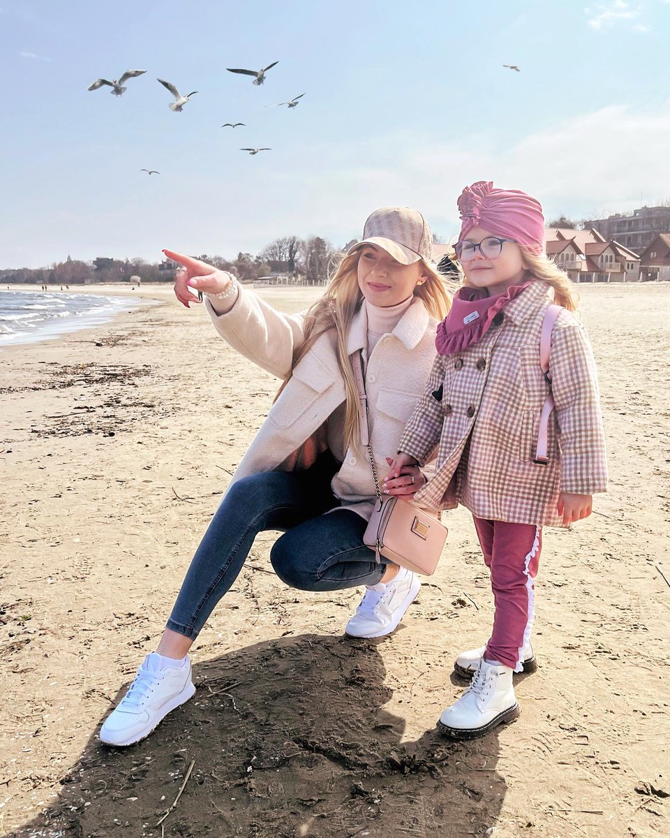 Apollo2351's tweet photo. Mom and daughter🤎
Poor quality picture but I had to have it here🥰
We are getting ready for the train back home, and we wish you a nice day🤎
#mamaicórka #mommyanddaughter #minime #meandminime #mommy #mama #polishwoman #polishgirl #blondegirl #daughter #mommylove #matching https://t.co/yrYujRjkXX