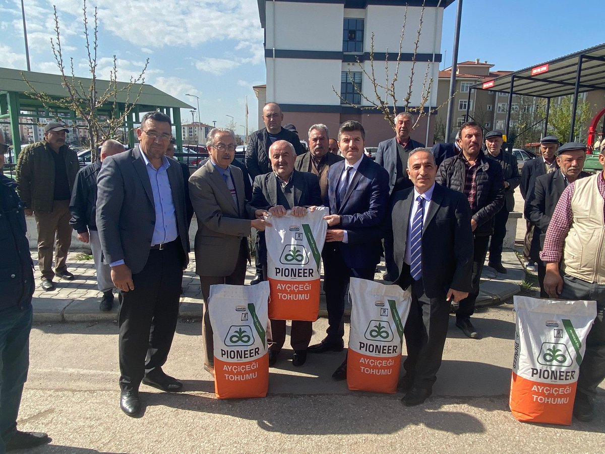 İlçe Tarım Müdürlügümüzde  yağlık ayçicegi tohumu dağıtımı gerceklestirildi.