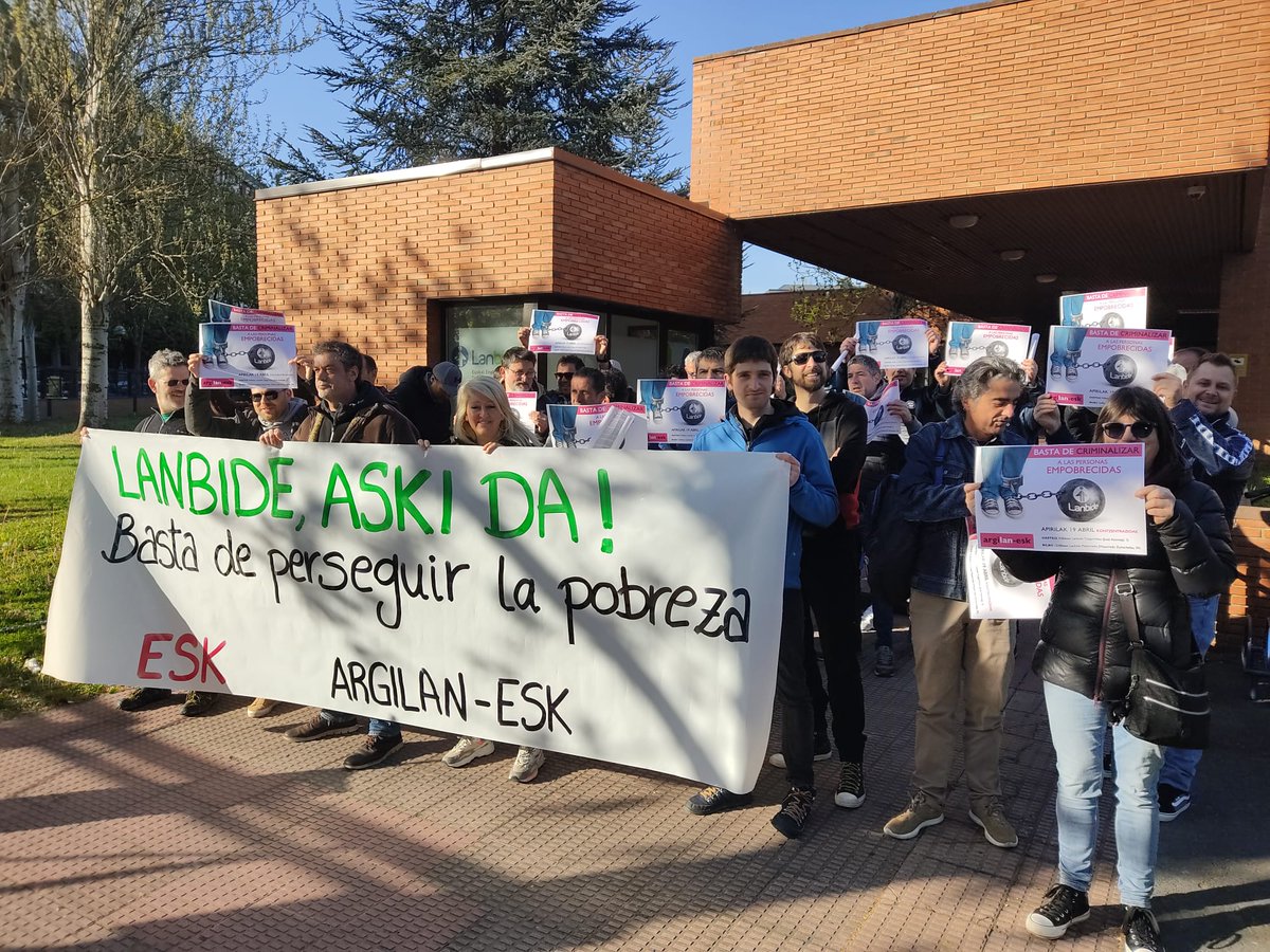 ESKsindikatua's tweet photo. Hoy hemos denunciado en #Gasteiz la última reforma de la #RGI. ¡Basta de criminalizar y perseguir a las personas empobrecidas!
-----
Gaur Gasteizen #DSBE-aren azken erreforma salatu dugu. Aski da pertsona pobretuak kriminalizatzeaz eta jazartzeaz! https://t.co/GleQ3mOWyg