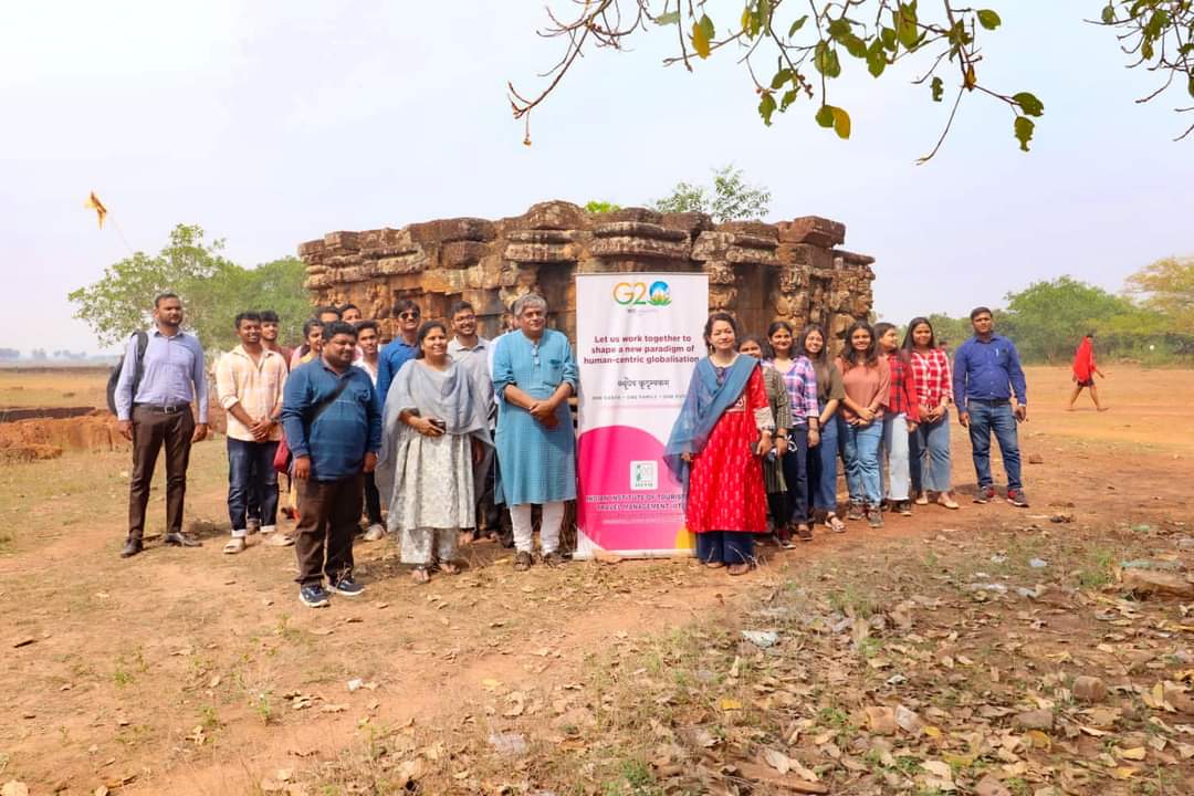Deepak4Heritage's tweet photo. Wonderful Gajasimha Mandapa at Bhogapur, Khurda. Local traditions attribute that the Mandapa was the rest place for Gajapati Langula Narasingha Deva. On World Heritage Day a joint exploration event by @RLH_Odisha, @INTACHIndia &amp; @IittmB was organized. https://t.co/ssac64BHL3