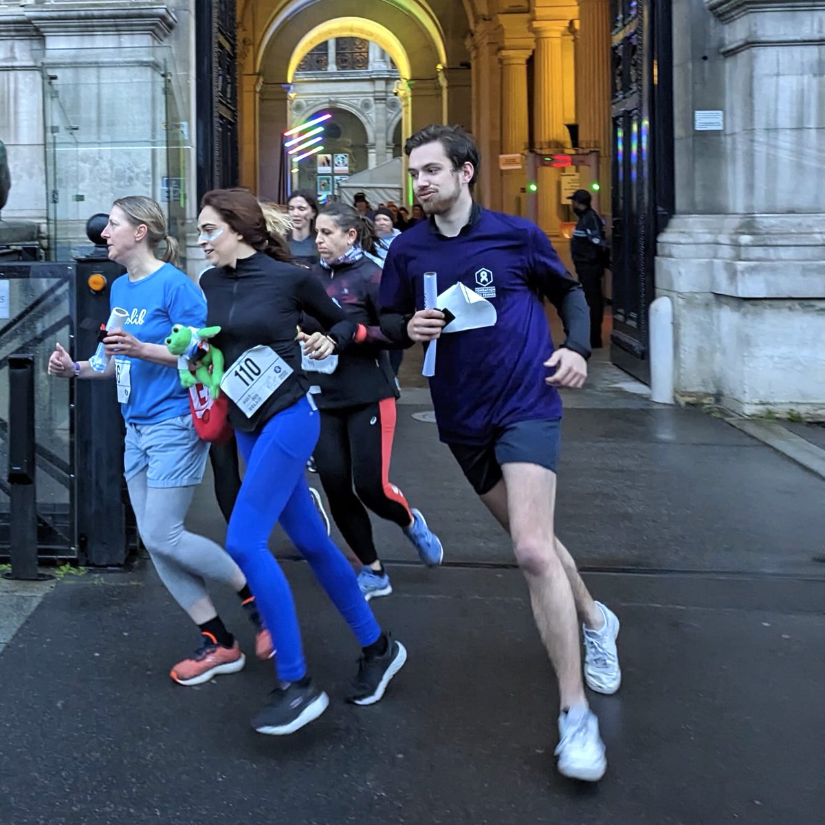 Comfluence's tweet photo. Hier soir, malgré la pluie, l'équipe @Comfluence a couru aux côtés de la Fondation des Femmes pour la #NuitdesRelais 🏃‍♀️ 🏃‍♂️
T-shirts #Comfluence sur le dos, nos collaborateurs ont donné le meilleur d'eux-mêmes.
👏 Bravo pour le temps réalisé ! https://t.co/60ubAEkhUo