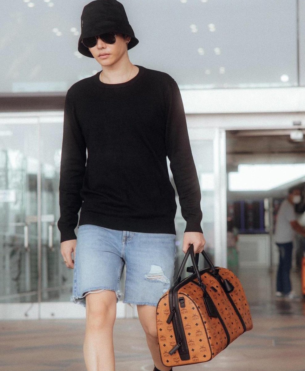siambanterng1's tweet photo. เมื่อ #เป๊กผลิตโชค วางไมค์มาถือกระเป๋า ทำMobile banking แฟนๆสั่นมากค่ะ เฮียจะมาเดินถือกระเป๋าหล่อเกินแบบนี้ไม่ได้นะ เงินคงคลังในกระเป๋านุชขาดดุลมาก สินเชื่อต้องเข้าเฮียด่วนๆ นอกจากจะหล่อฉีกใจแล้ว จะมาฉีกกระเป๋ากันด้วย❤️

🙏Cr:IG peckpalit

#PeckPaLitChoke 
#สยามบันเทิง https://t.co/nmy7BLWgBm