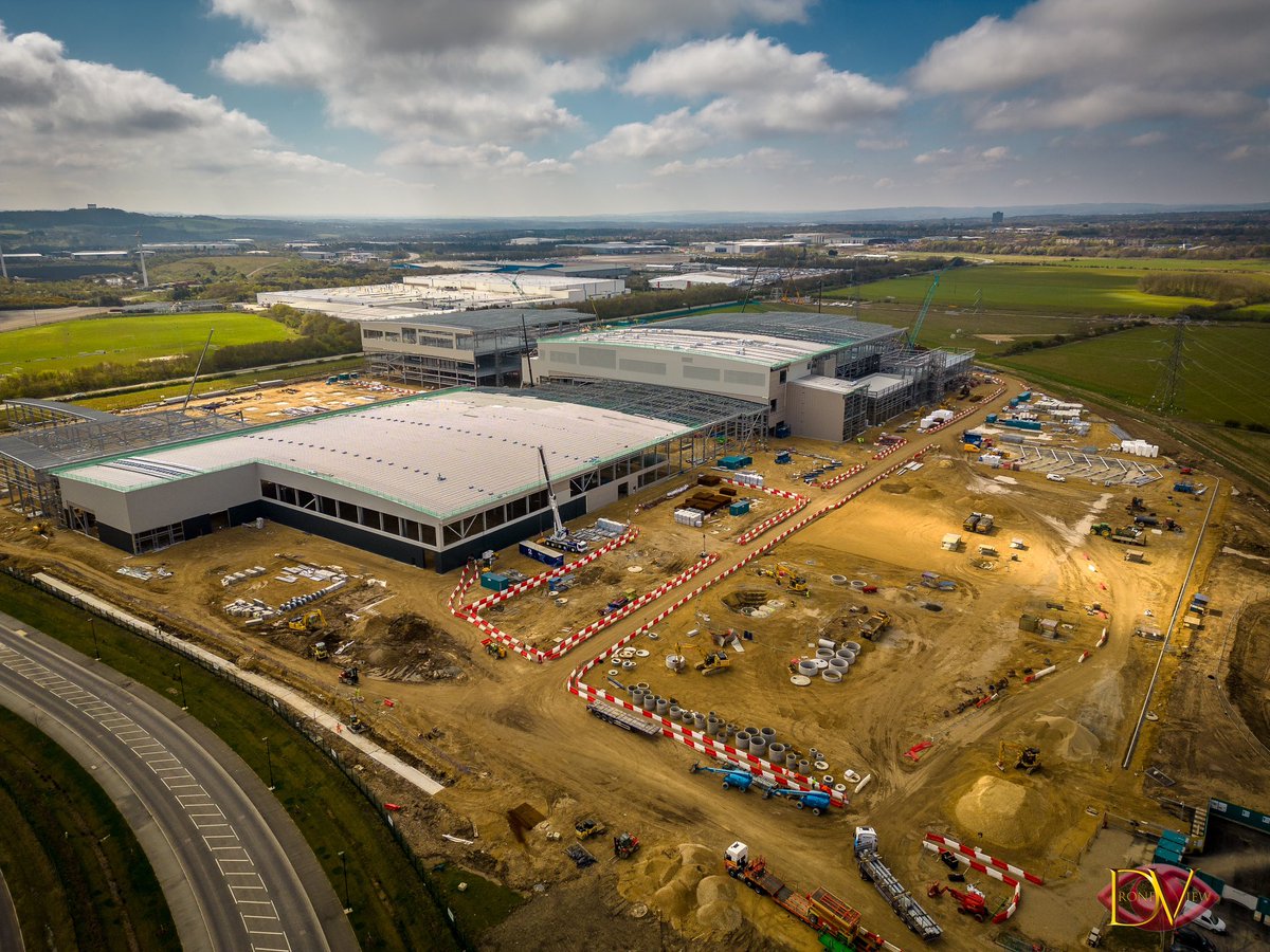 mick376ad's tweet photo. Construction of the new #Envision AESC gigafactory in Sunderland.  The footprint of the new building is equivalent of 23 football pitches and will use 14000 km of mains cables, enough to stretch to the AESC HQ in Japan.
@WatesGroup @Nissan https://t.co/jEhzpGnVLE