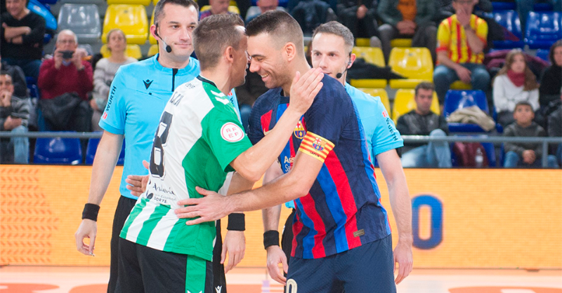 LNFS's tweet photo. 🎩 @Lin08futsal
💚🤍 @RealBetisFS

💬 “Vamos a buscar esas victorias para estar más tranquilos con el descenso”

💬 “Trabajamos a un grandísimo nivel y se ve reflejado en algunos partidos, pero no en la clasificación”

#LNFS #LigaFutsalProfesional