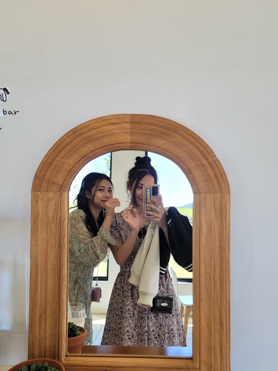 ygig_official's tweet photo. 🤳[WeGo Wednesday]

Jewel and Vien 4 you! 🍔🌼

This Wednesday's taste of love is~chicken! 🤤 What's yours, WeGo? 😉

#WeGoWednesday
#YGIG #YouGoIGo https://t.co/XyIReOpCWy