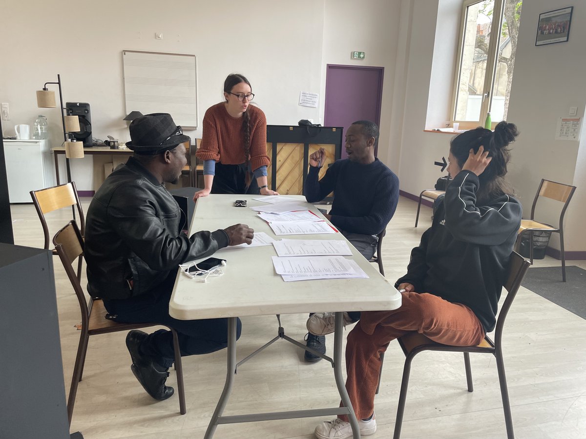 RPSplays's tweet photo. Abou Konaté musicien et coach vocal burkinabè est venu aider le comédien Benjamin Mba pour les parties en mooré du texte. Ecrit par Claire Tipy en trois langues, le comédien Tony Ouédraogo a collaboré pour adapter les répliques lors de l'écriture. #linguistique #Theatre https://t.co/Q8O7c9xcFl