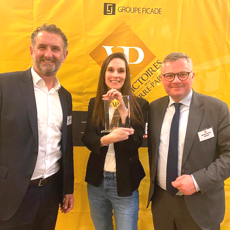 AdvenisREIM's tweet photo. đ#PRIX IđžNous souhaitons partager cette photo prise lors de la cĂ©rĂ©monie de remise des Victoires de la Pierre Papier. @AdvenisREIM est trĂšs heureuse dâavoir obtenu le prix de la MEILLEURE SCPI INTERNATIONALE (actifs infĂ©rieurs Ă 1 MdâŹ) pour sa #SCPI Eurovalys. #Compublicitaire https://t.co/OYw1WbI5Uy