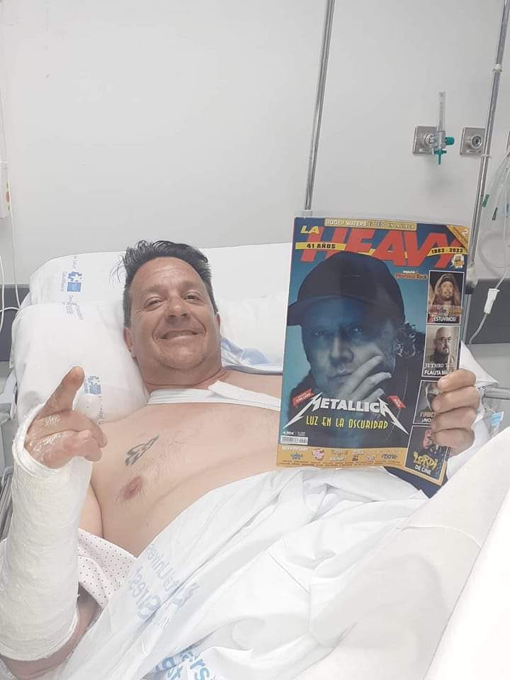 mariskalrock's tweet photo. Vamos arriba querido Raúl( Mosky).Deseando verte en los conciertos y decorarte esa escayola.Mucho ánimo y gracias por el detalle vía T.Tankian. #laheavy450 #rockmachine #txustankian https://t.co/gRhZnbzx8c