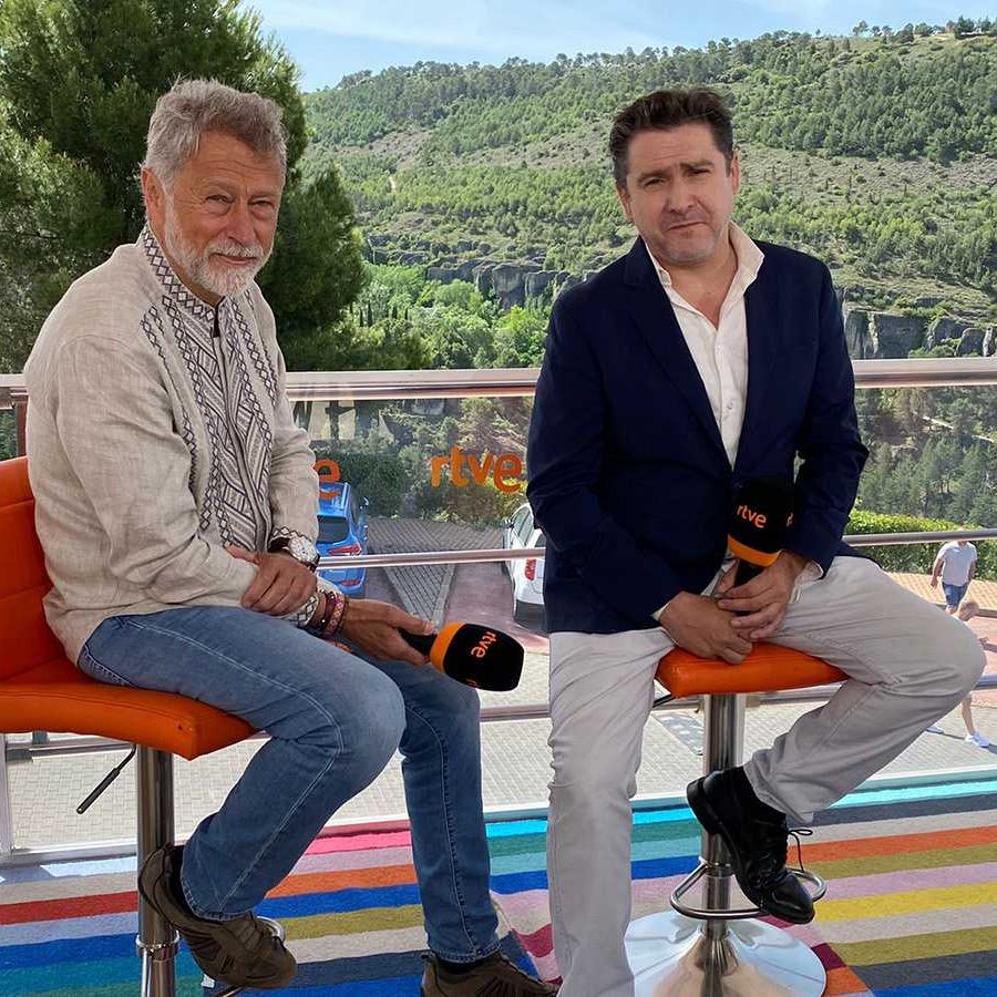 RTVE_Com's tweet photo. Los enviados especiales a Ucrania de RTVE @oscarmijallo  y el reportero gráfico Miguel Ángel de la Fuente (@MDFzonacaliente) son  finalistas de la XXXVIII edición del Premio Cirilo Rodríguez. https://t.co/7j39cRch8U